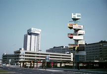 117570 Gezicht op het Jaarbeursplein te Utrecht, vanaf de Croeselaan, met links de parkeergarage (Jaarbeursplein 26) en ...